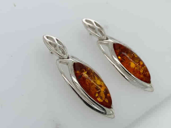 The Healing Properties of Amber Jewelry: Benefits and Uses